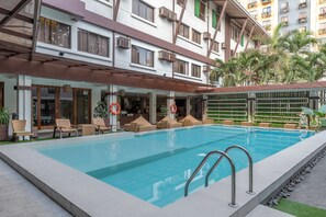 Piscine extérieure, parasols de plage, chaises longues