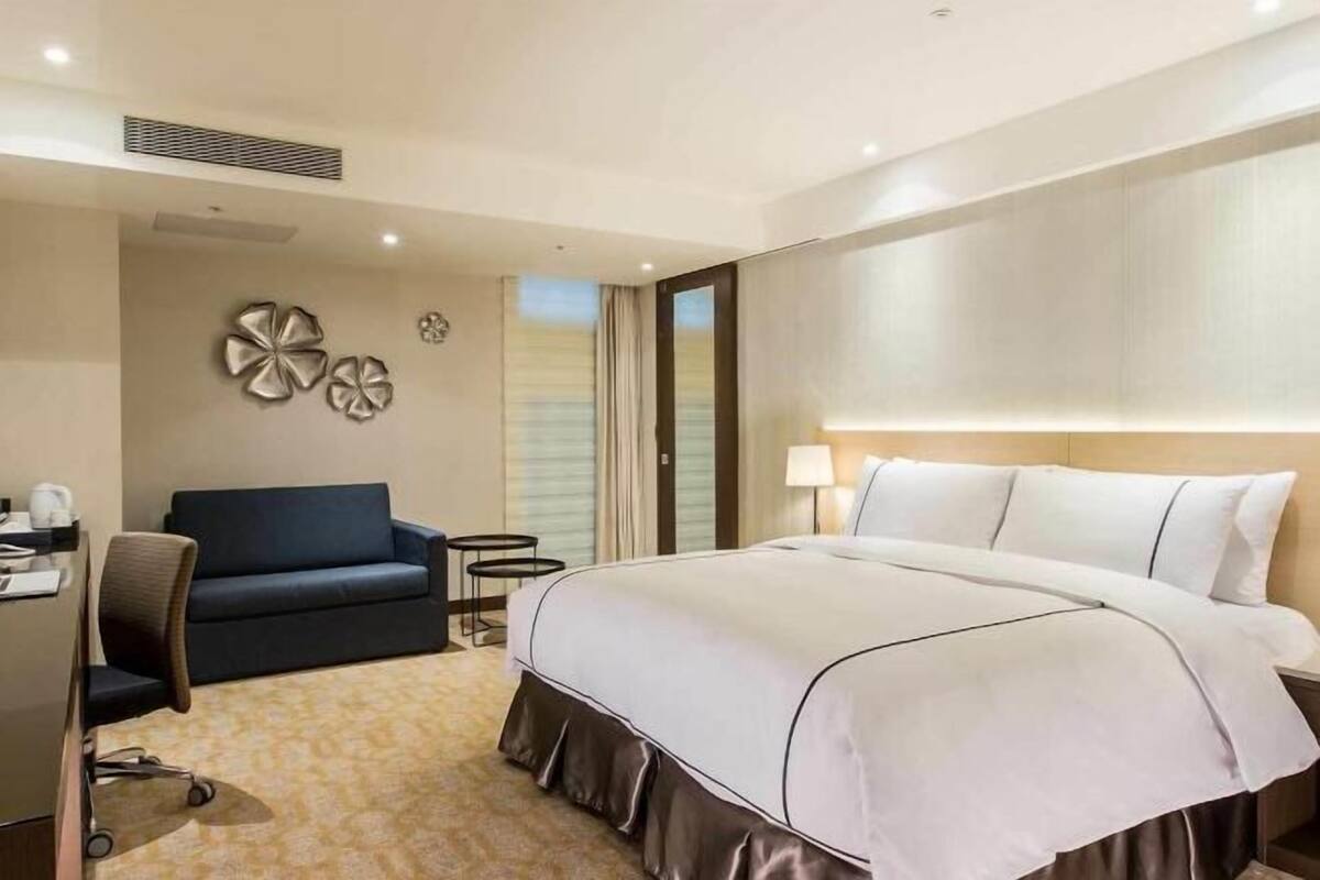 In-room safe, desk, blackout drapes, soundproofing