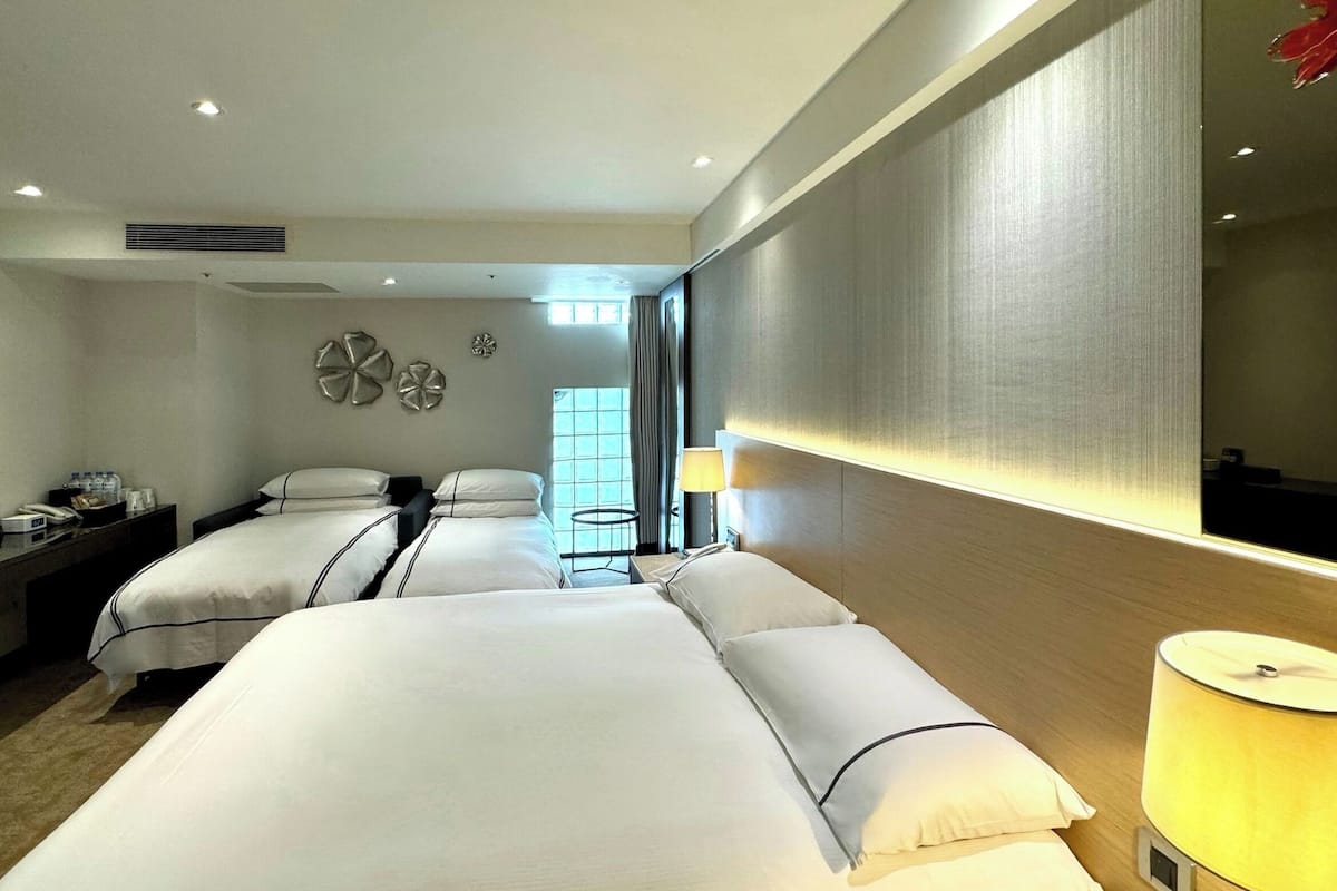 Deluxe Quadruple Room (No Window) | In-room safe, desk, blackout curtains, soundproofing