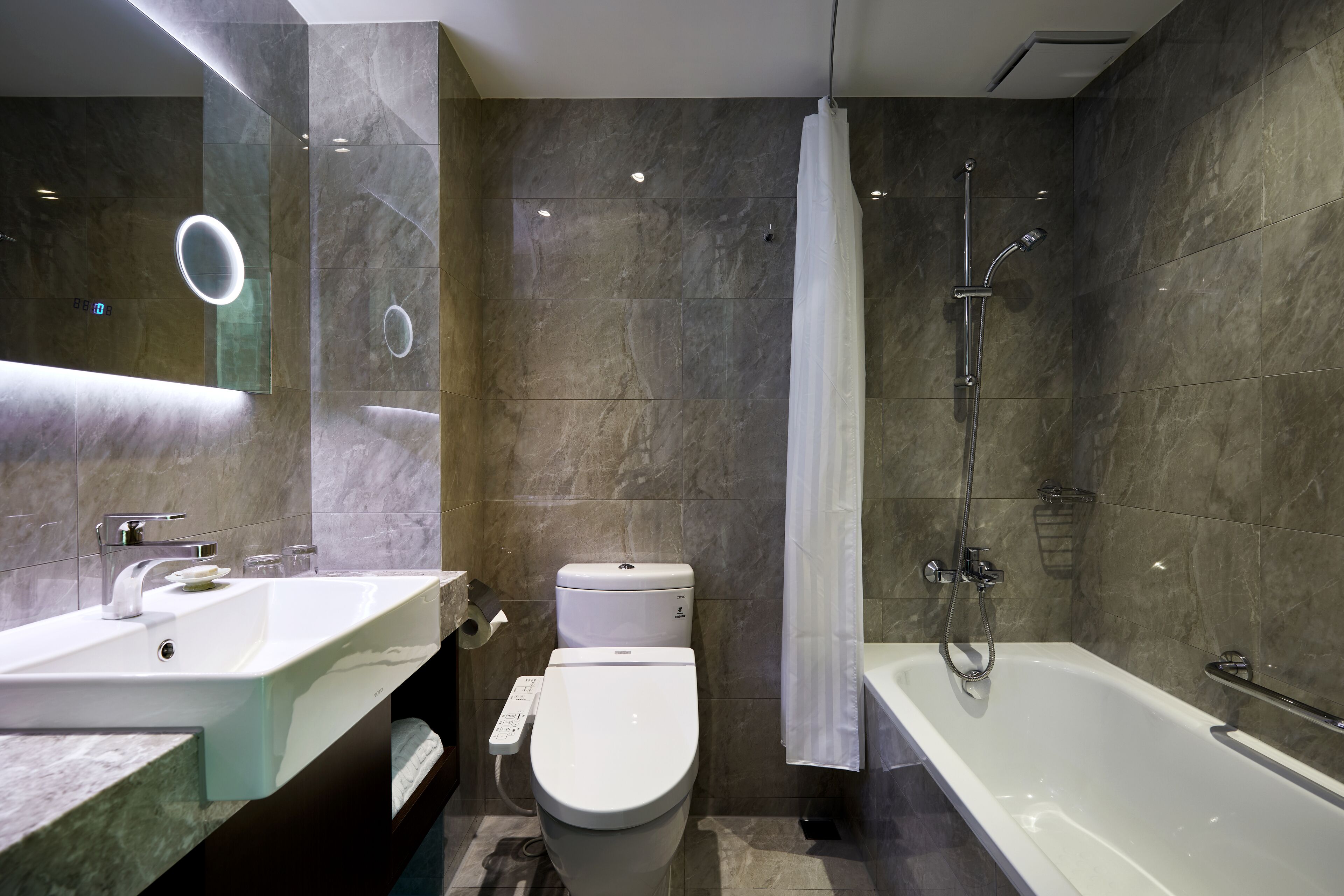 senior room, 1 queen bed, city view | bathroom | hair dryer, slippers, bidet, towels