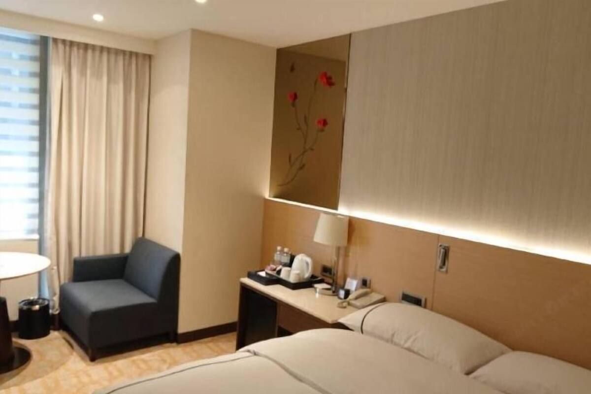 In-room safe, desk, blackout drapes, soundproofing