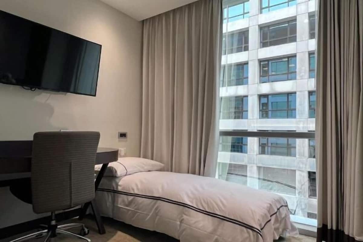 Caja de seguridad en la habitación, escritorio y cortinas blackout