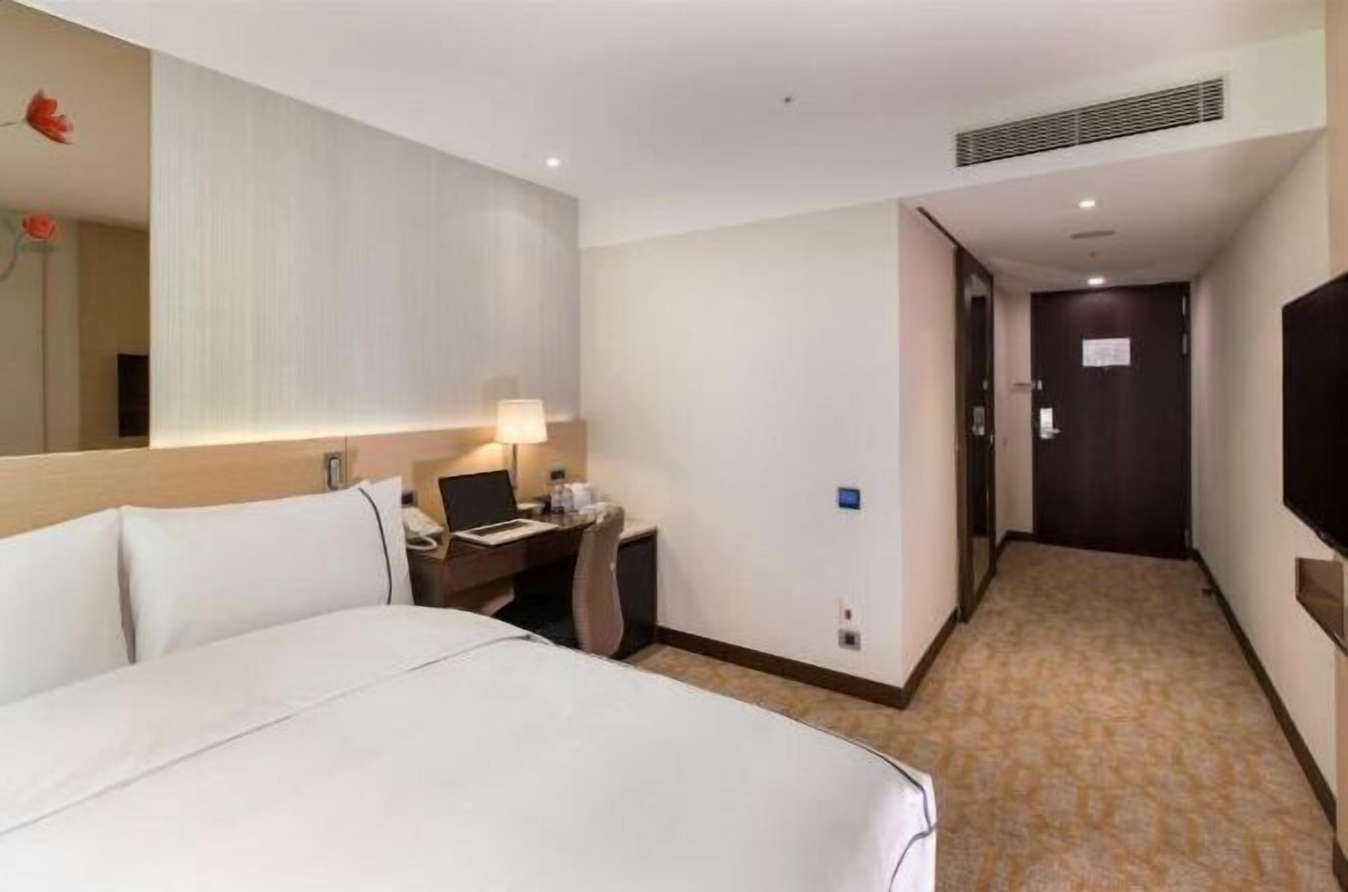 客房內保險箱、書桌、遮光布/窗簾、隔音