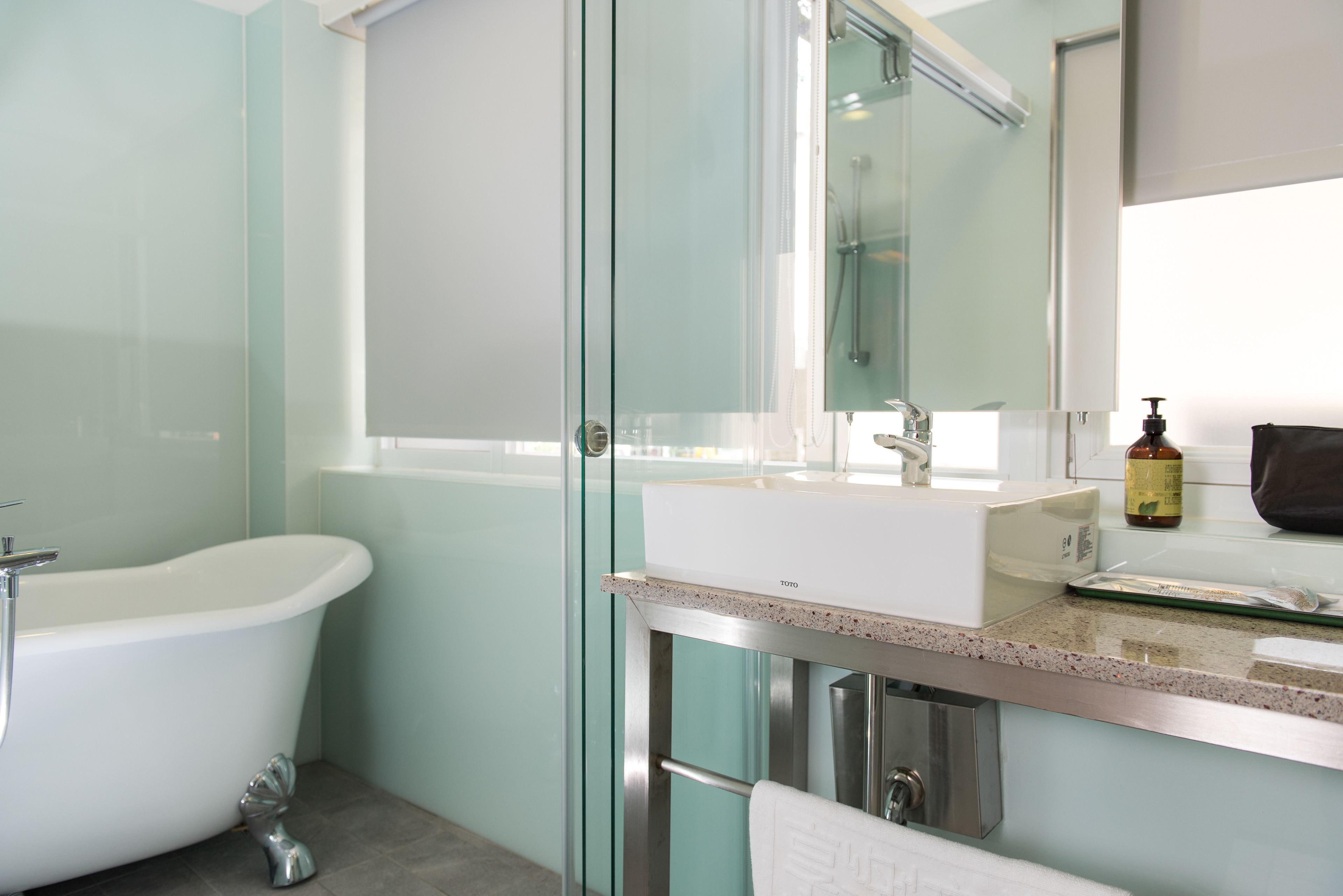 deluxe double room, bathtub | bathroom | shower, free toiletries, hair dryer, slippers