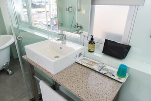 Habitación doble Deluxe, tina | Baño | Regadera, amenidades de baño gratuitas, secadora de cabello, pantuflas 