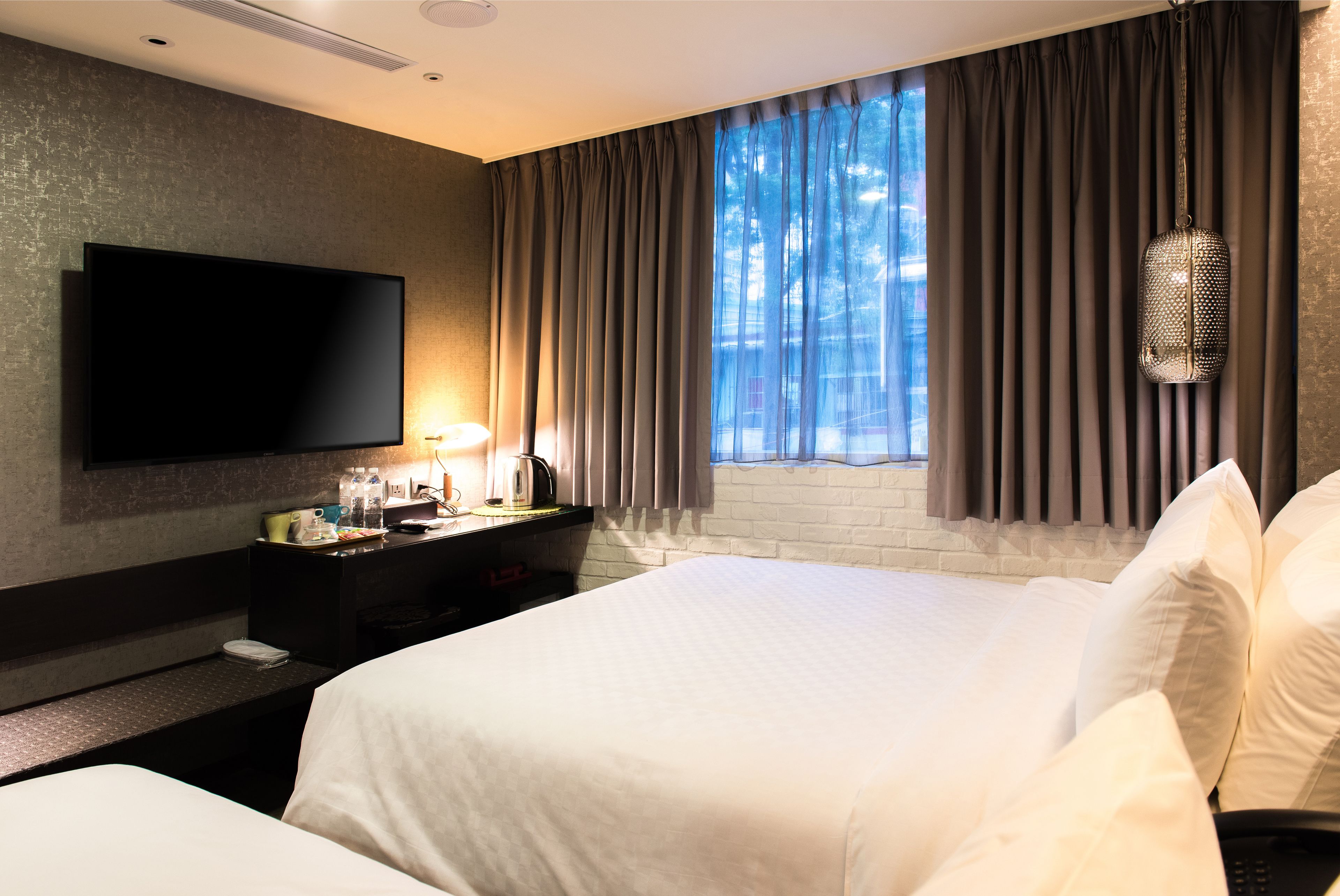 deluxe triple room | desk, blackout curtains, free wifi, bed sheets