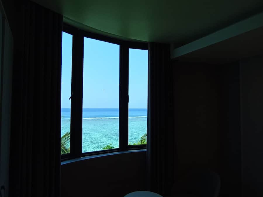 Superior Queen Room with Bathtub and Free Airport Transfer | Luxe beddengoed, een minibar, een kluis op de kamer, een bureau