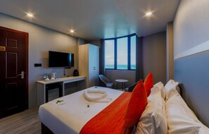 Superior Queen Room with Bathtub and Free Airport Transfer | Seprai premium, minibar, brankas, dan meja kerja