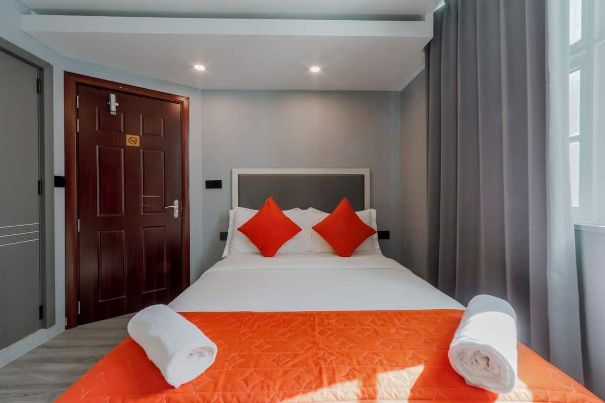 Deluxe Double Room with Free Airport Transfer | Luxe beddengoed, een minibar, een kluis op de kamer, een bureau