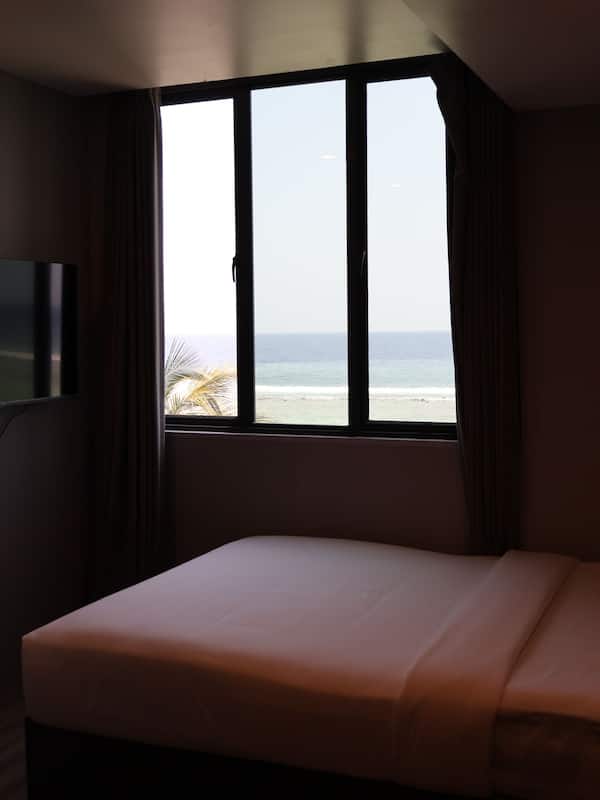 Superior Double Room with Sea View and Free Airport Transfer | Roupas de cama premium, frigobar, cofres nos quartos, escrivaninha