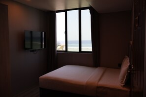 Superior Double Room with Sea View and Free Airport Transfer | Seprai premium, minibar, brankas, dan meja kerja