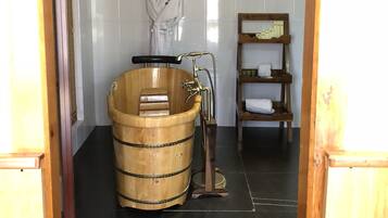 Deluxe Double or Twin Room | Bathroom | Separate bathtub and shower, free toiletries, towels