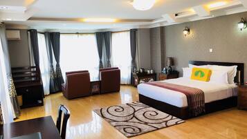 Dobbelt- eller tomannsrom – deluxe | Minibar, skrivebord, ekstrasenger (mot et tillegg) og wi-fi (inkludert)