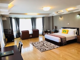 Habitación Deluxe con 1 cama doble o 2 individuales | Minibar, escritorio, camas supletorias y wifi gratis