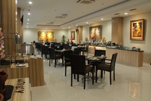 供应早餐、午餐和晚餐，本地与国际菜