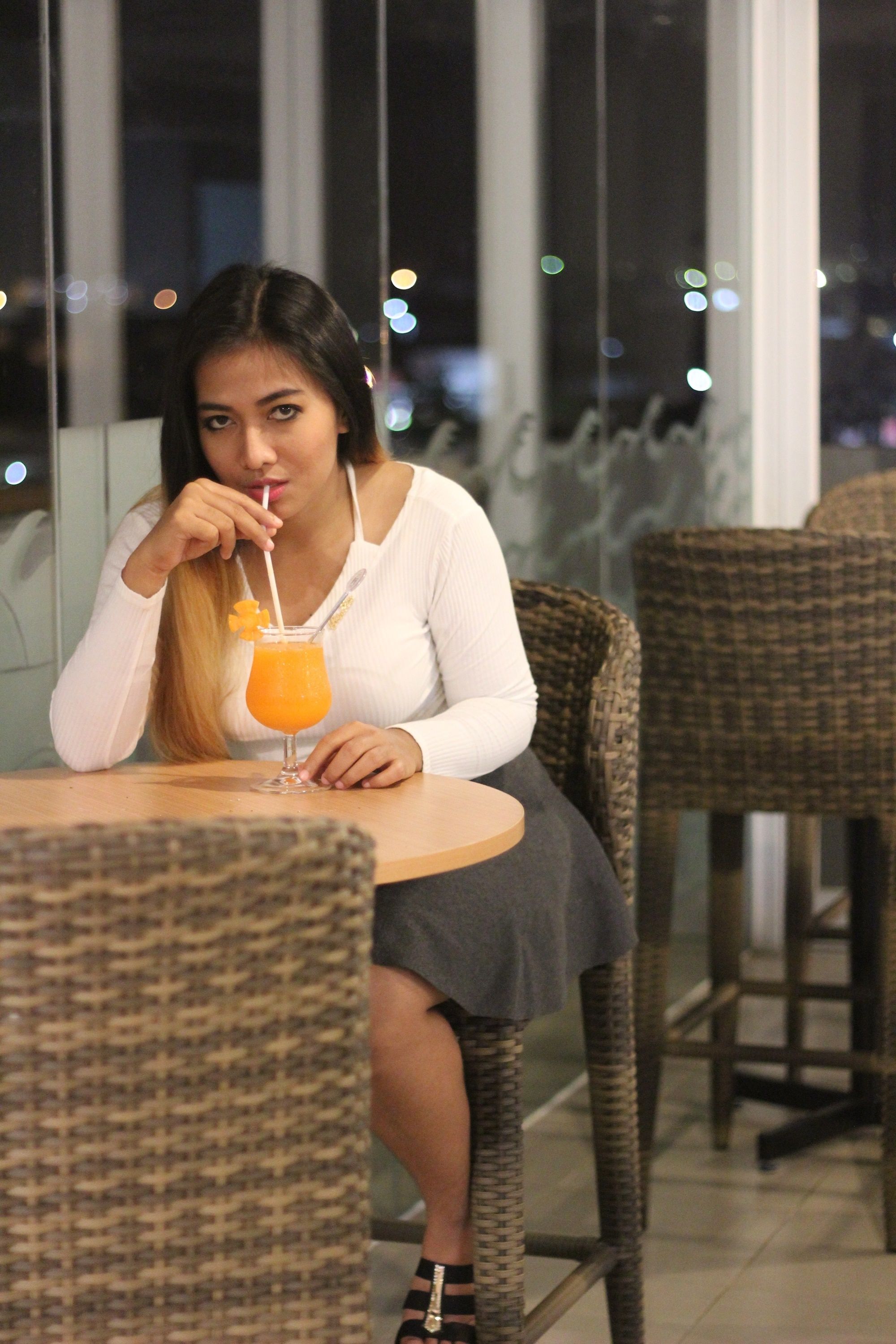 serves breakfast, lunch and dinner