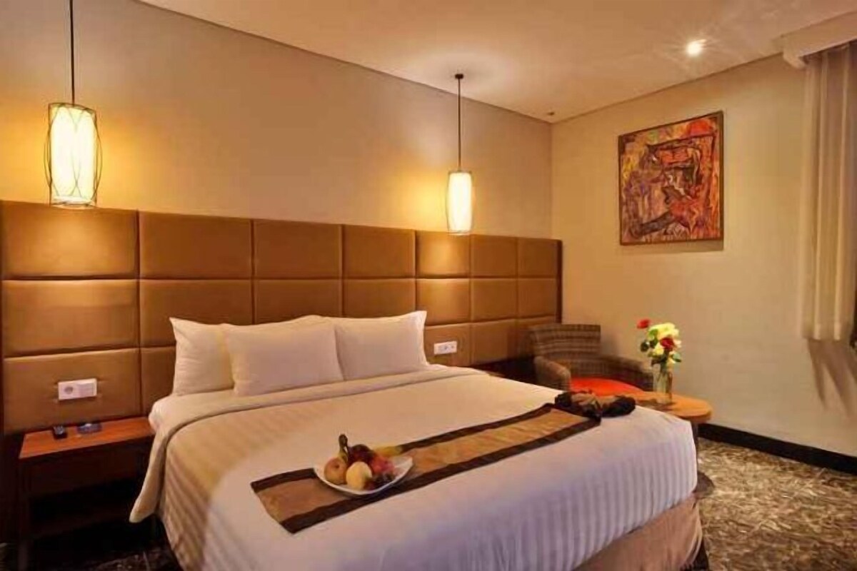 In-room safe, desk, WiFi (free)