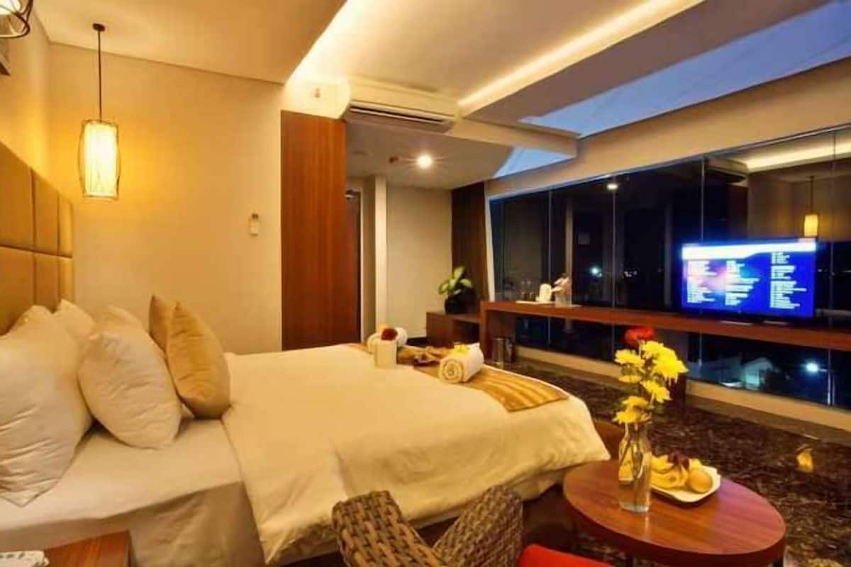In-room safe, desk, free WiFi, wheelchair access