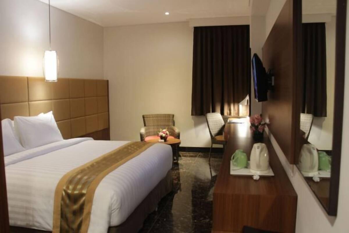 In-room safe, desk, free WiFi