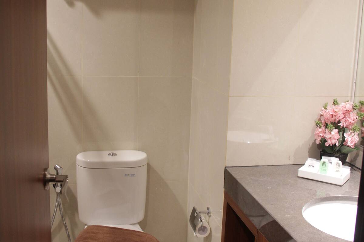 shower, free toiletries, towels