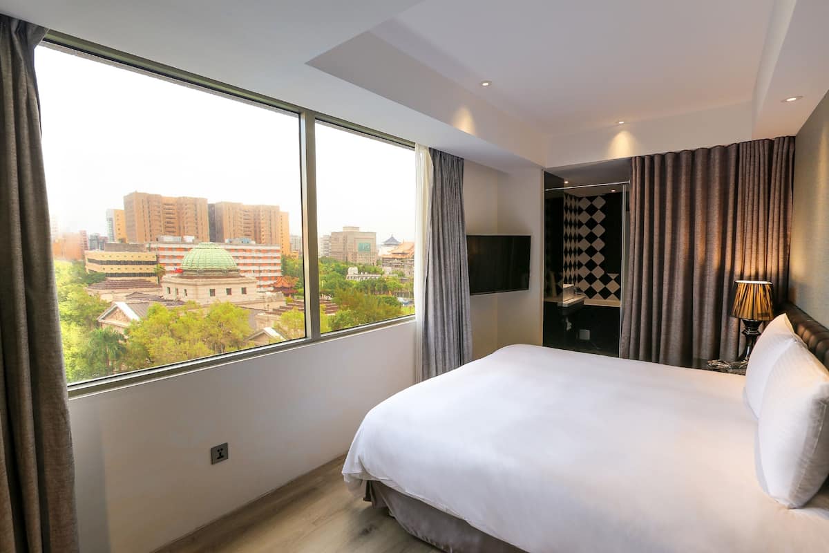 1 habitación, caja de seguridad en la habitación y escritorio