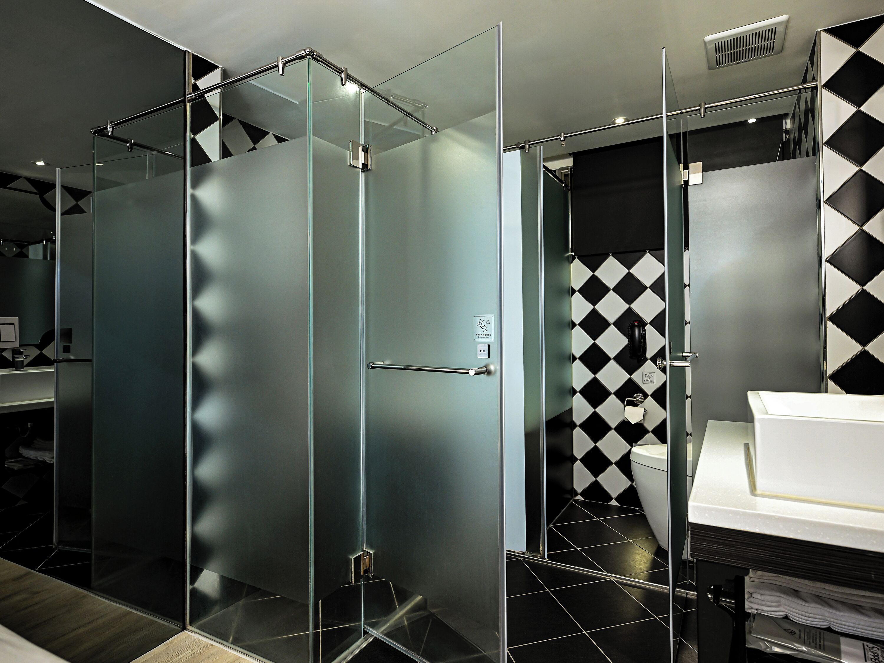 Classic Double Room, No Windows | Bathroom | Hair dryer, towels, shampoo, toilet paper