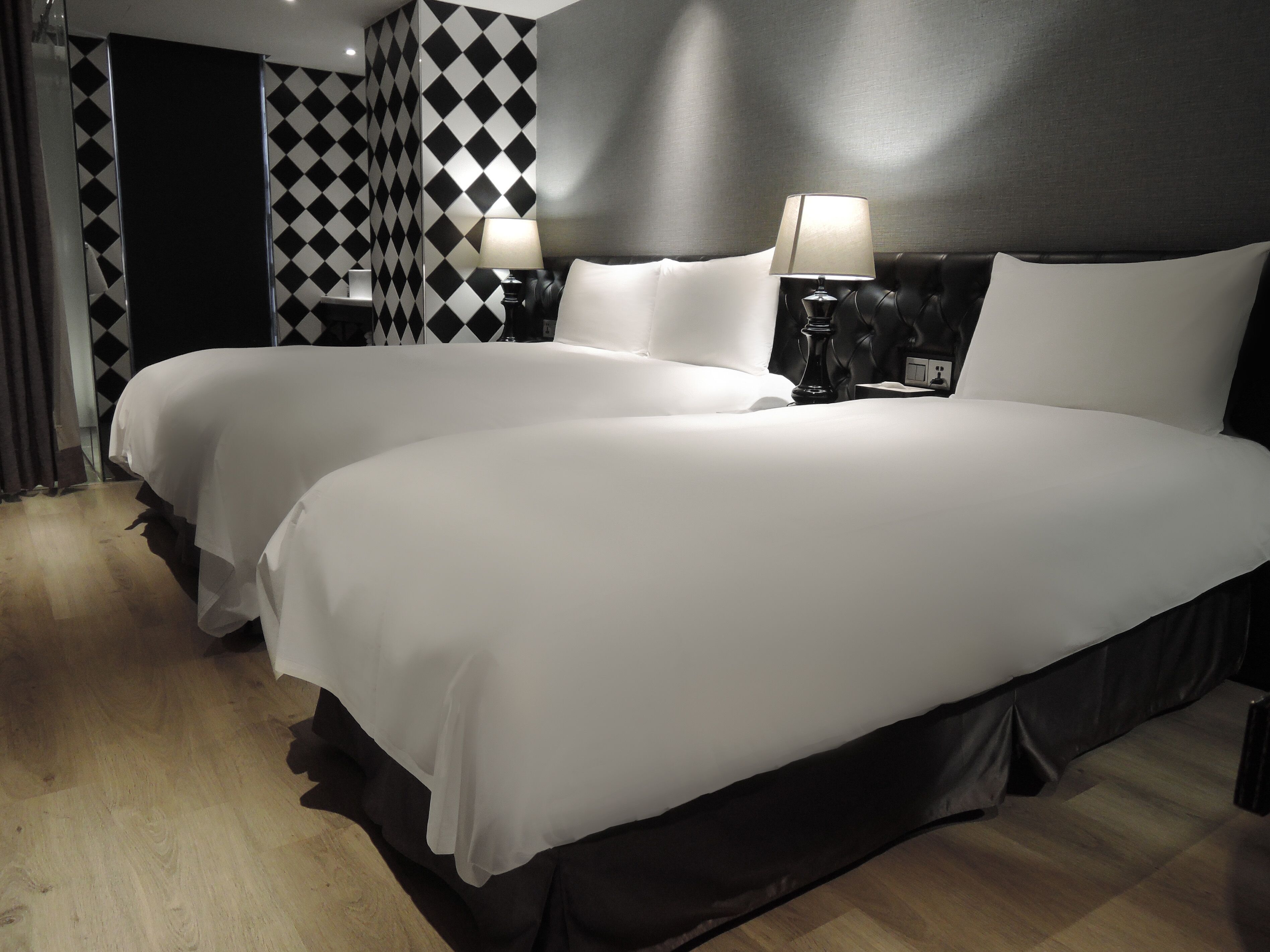 Zimmersafe, Schreibtisch, laptopgeeigneter Arbeitsplatz