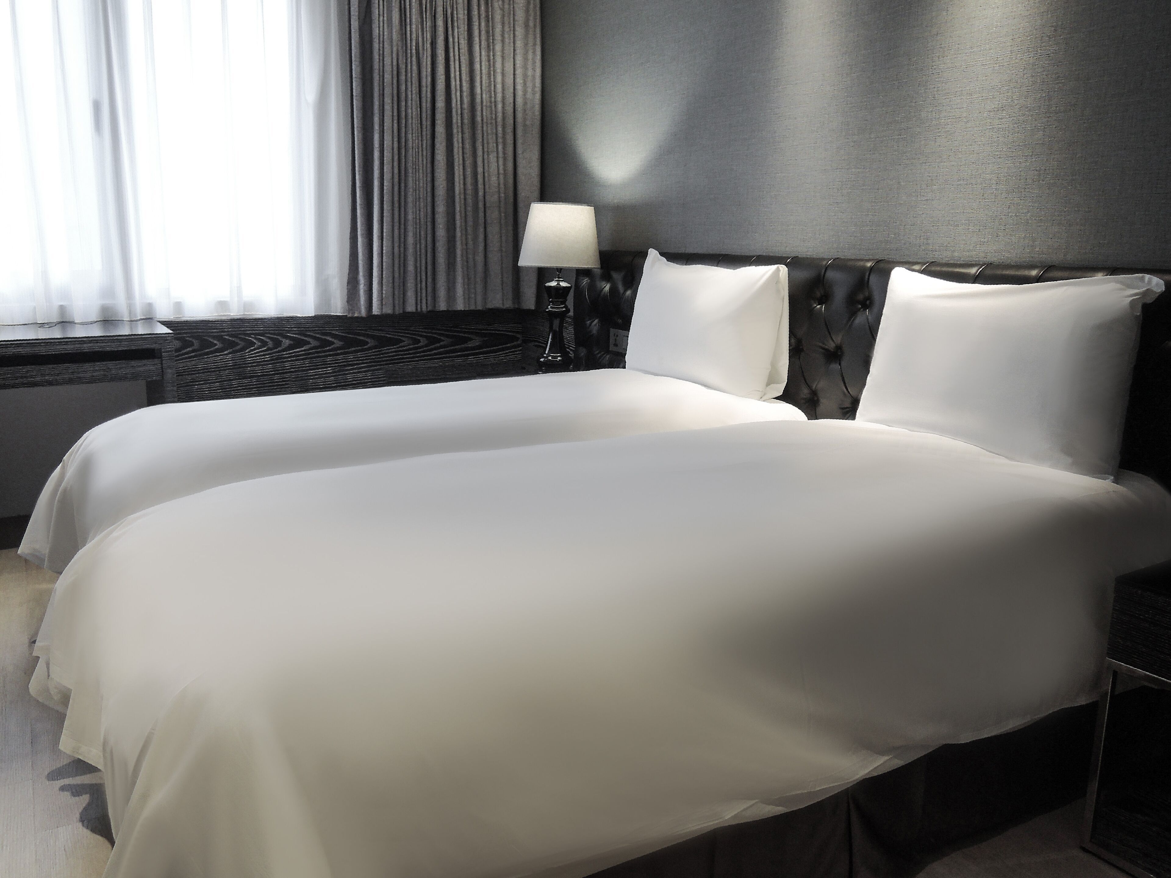 Zimmersafe, Schreibtisch, laptopgeeigneter Arbeitsplatz