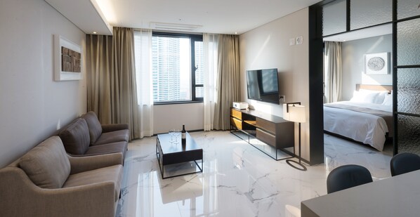 Junior Suite | Meja, langsir/tirai gelap terus, Wi-fi percuma 