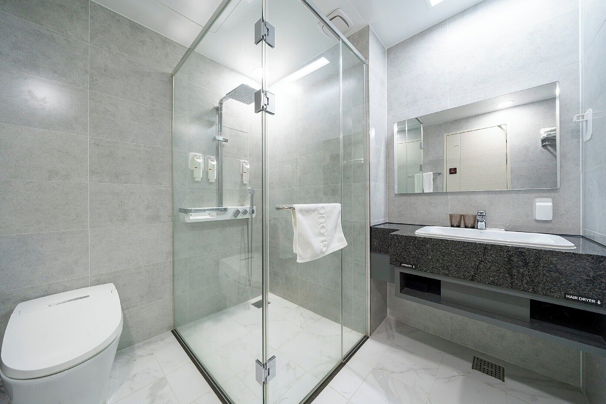 Shower, free toiletries, bidet