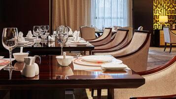 Daily buffet breakfast (CNY 128 per person)