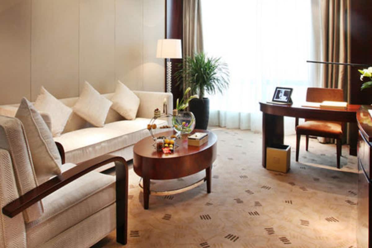 Executive suite | Een minibar, een kluis op de kamer, een bureau, verduisterende gordijnen