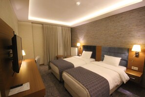Deluxe Twin Room | Minibar, in-room safe, desk, soundproofing