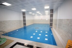 Piscine couverte, maîtres-nageurs sur place