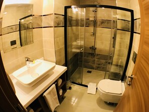 Suite Deluxe, 1 chambre | Salle de bain | Douche, articles de toilette gratuits, sèche-cheveux, chaussons