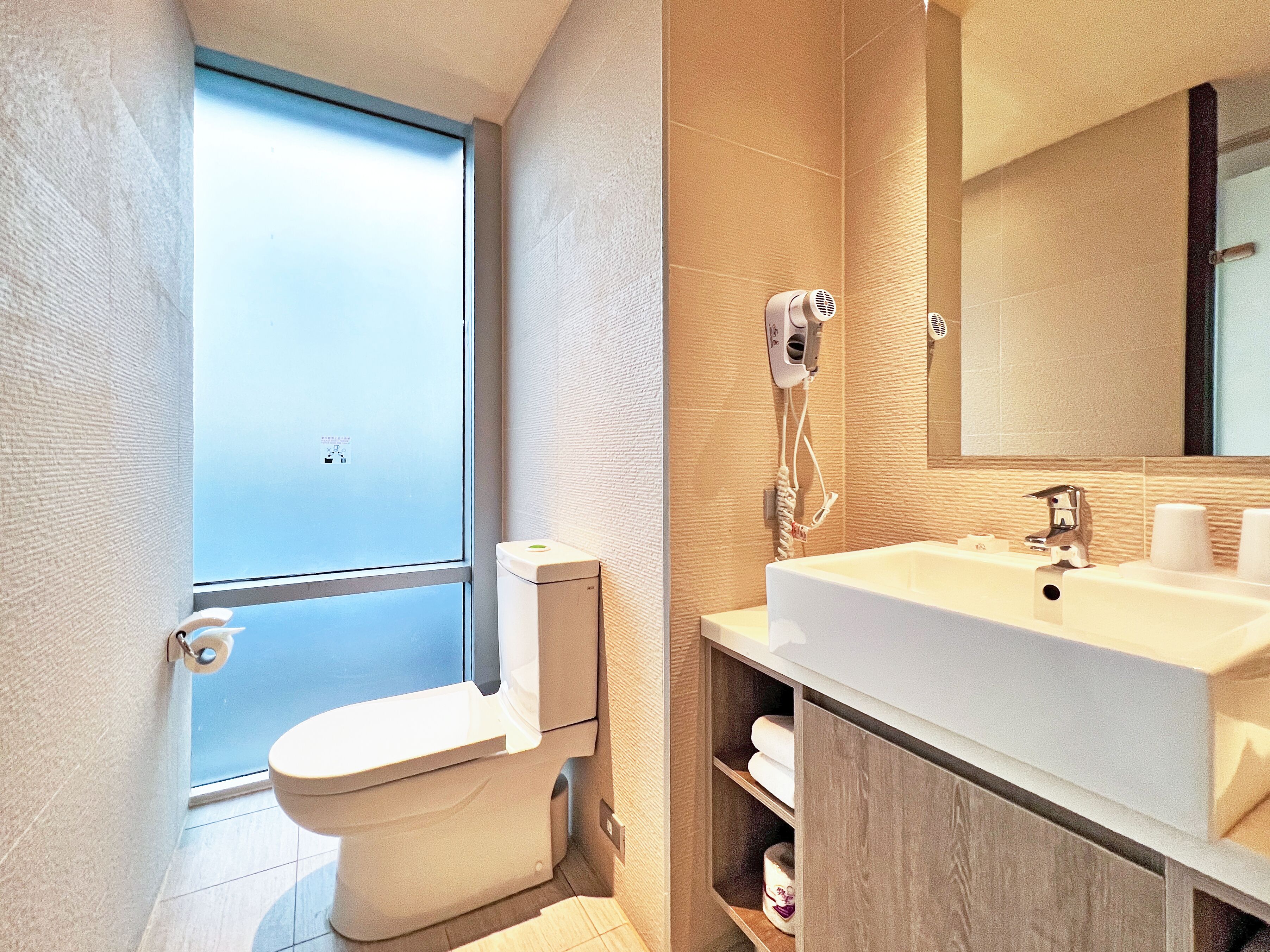 shower, free toiletries, hair dryer, towels