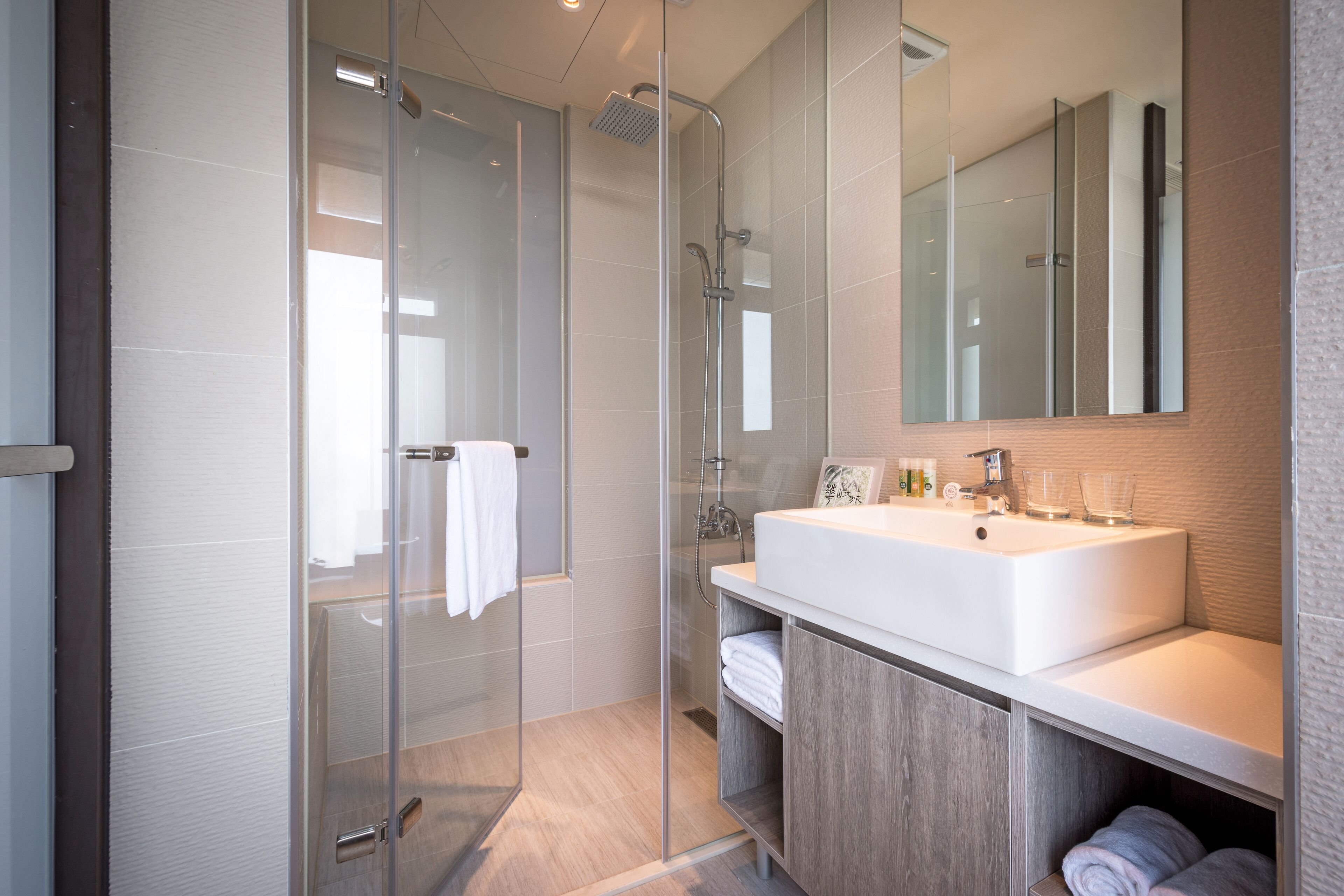 shower, free toiletries, hair dryer, towels