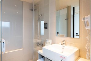 シャワー、バスアメニティ (無料)、ヘアドライヤー、タオル