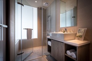 Shower, free toiletries, hair dryer, towels - Wallsun Hotel (Taipei)