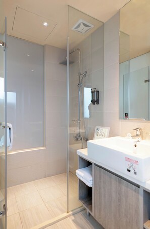 Een douche, gratis toiletartikelen, een haardroger, handdoeken