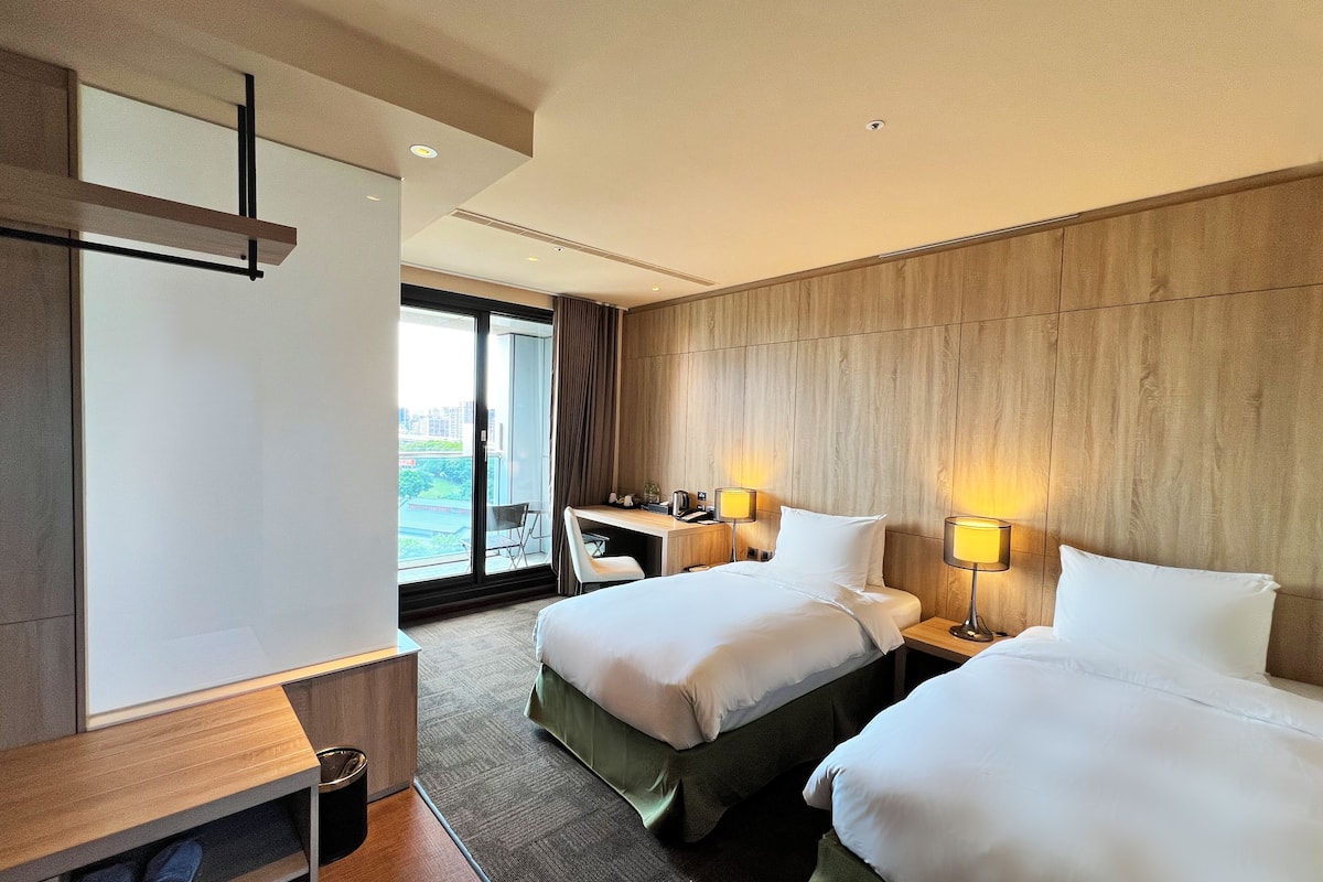 Balcony Room With Cityview (Twin Bed) | Down duvets, in-room safe, blackout curtains, free WiFi
