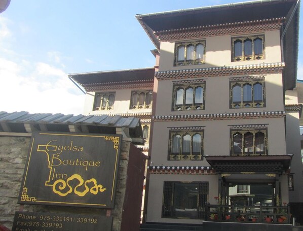 Vista frontal de la propiedad