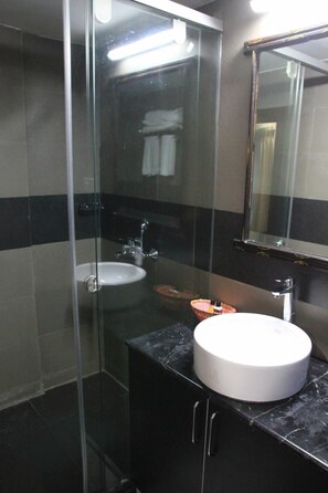 Habitación Deluxe con 1 cama matrimonial o 2 individuales, 1 habitación | Baño | Tina con regadera, amenidades de baño gratuitas, toallas