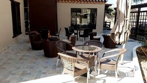 تناول الطعام بالخارج