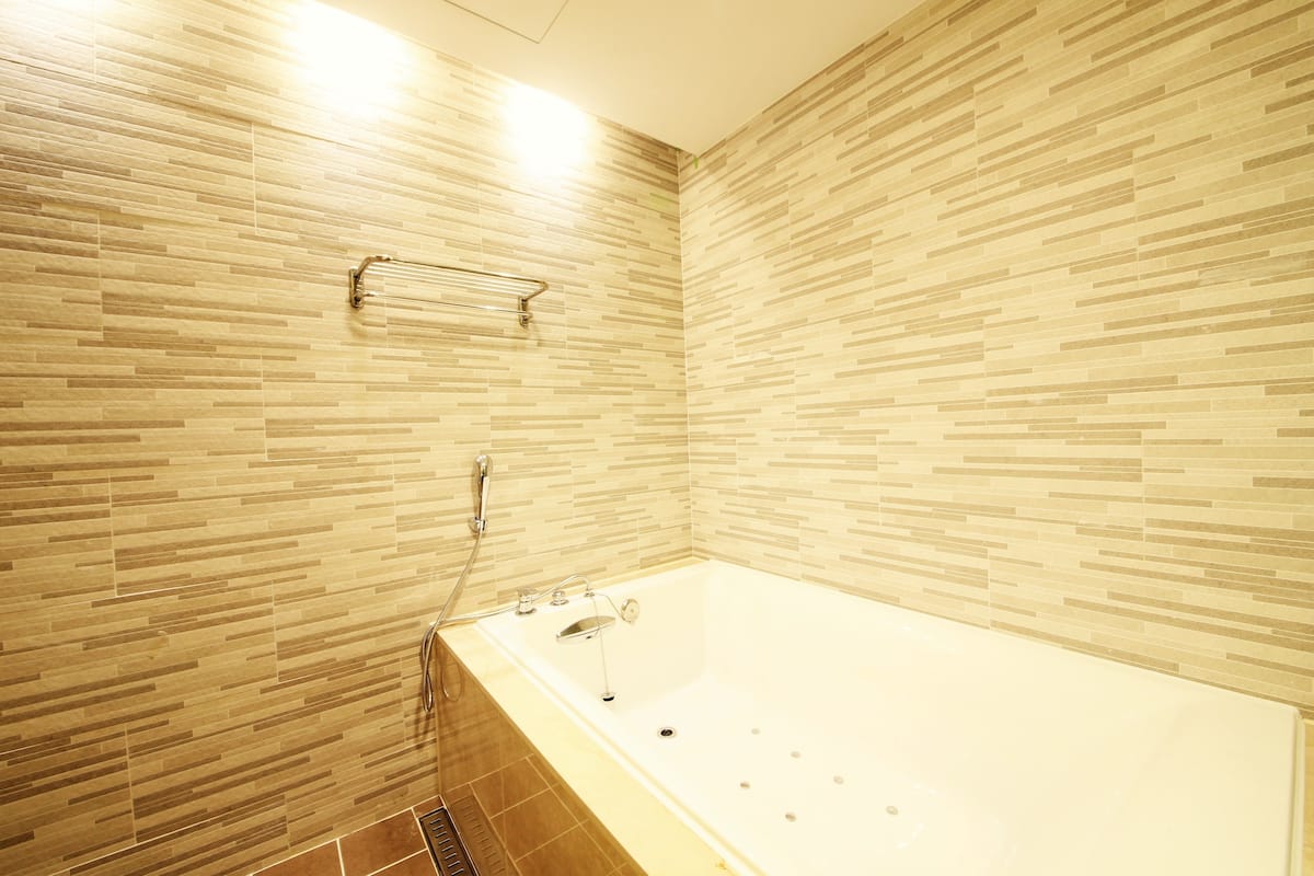 combined shower/bathtub, jetted bath, free toiletries, bathrobes