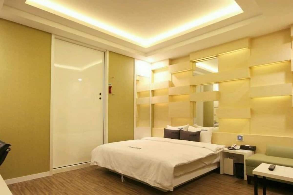 Escritorio, sistema de insonorización, wifi gratis y ropa de cama 