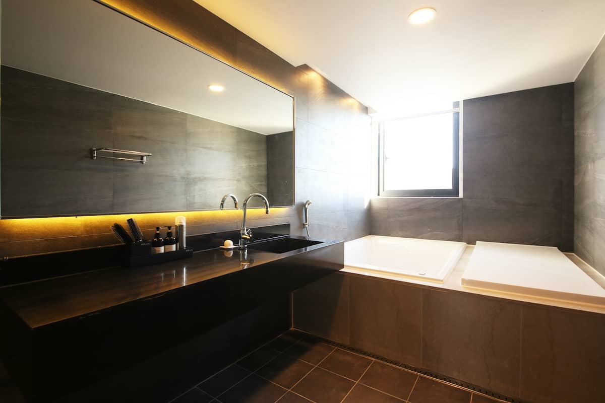 combined shower/bathtub, jetted bath, free toiletries, bathrobes