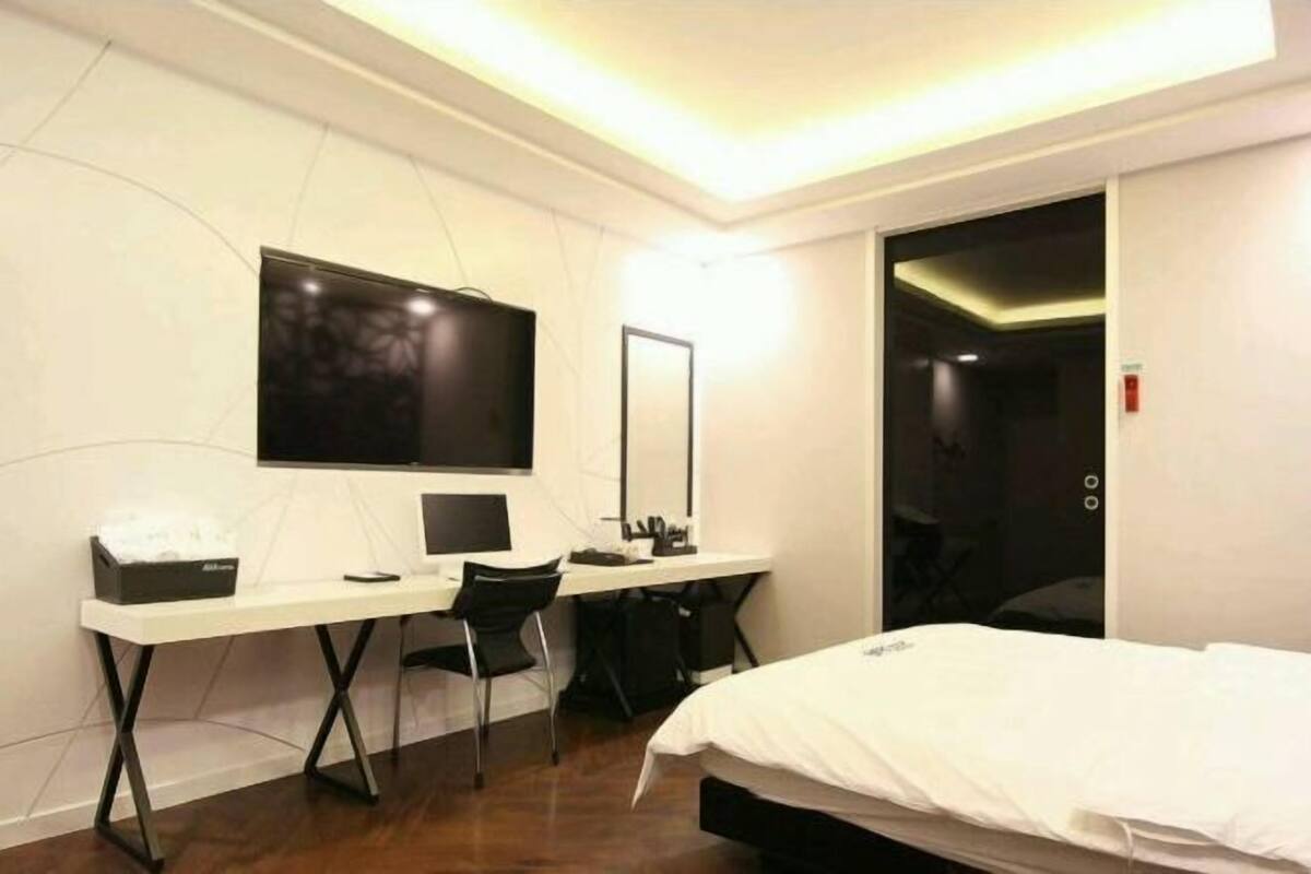 Escritorio, sistema de insonorización, wifi gratis y ropa de cama 