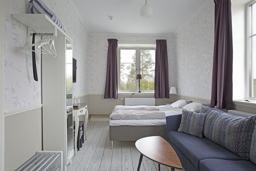 Economy fyrbäddsrum - flera sängar - utsikt mot golfbanan | Individuell inredning, unika möbler, skrivbord och arbetsyta för laptop