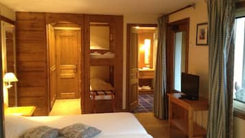 Minibar, in-room safe, blackout drapes, free WiFi